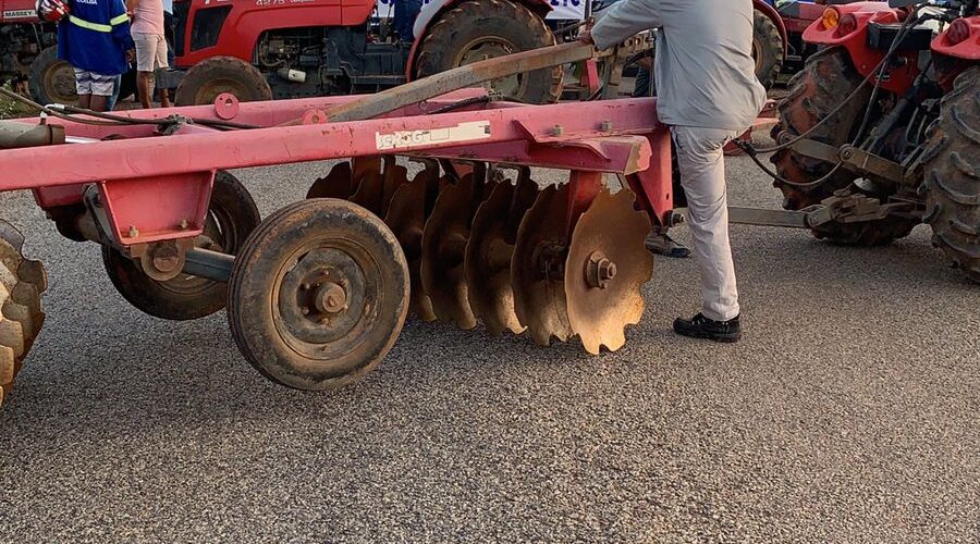 Produtores e trabalhadores rurais do Salitre realizam protesto na BA-210 contra péssimo estado da rodovia