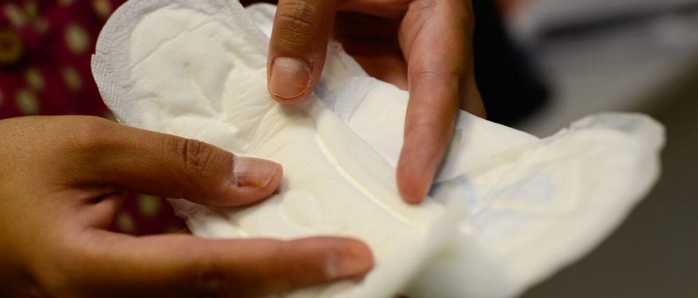 Congresso derruba veto à distribuição de absorventes para estudantes; mulheres em situação de rua também serão beneficiadas