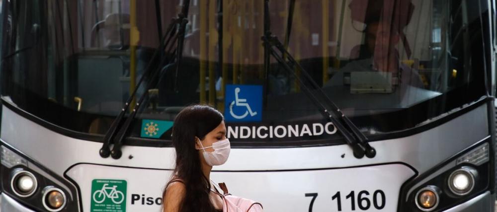 Fiocruz considera prematura retirada de máscaras e passaporte