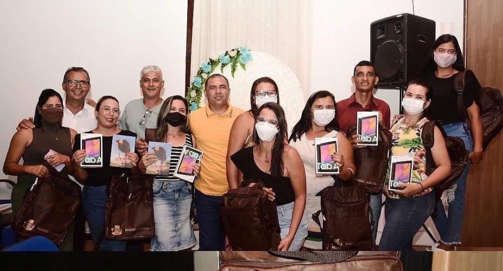 Canudos: Na noite desta Quinta-feira (10) foram entregues os kits para os profissionais da educação