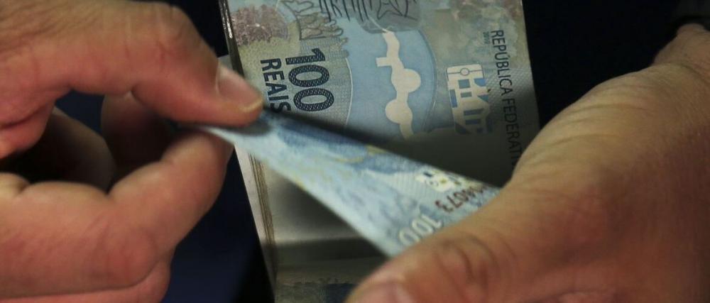 Trabalhadores poderão sacar até R$ 1 mil de contas do FGTS