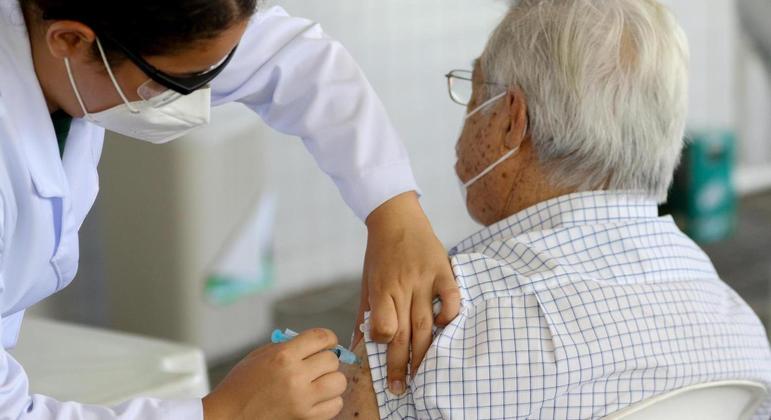 Saúde deve indicar 4ª dose contra Covid para maiores de 80 anos ainda nesta semana