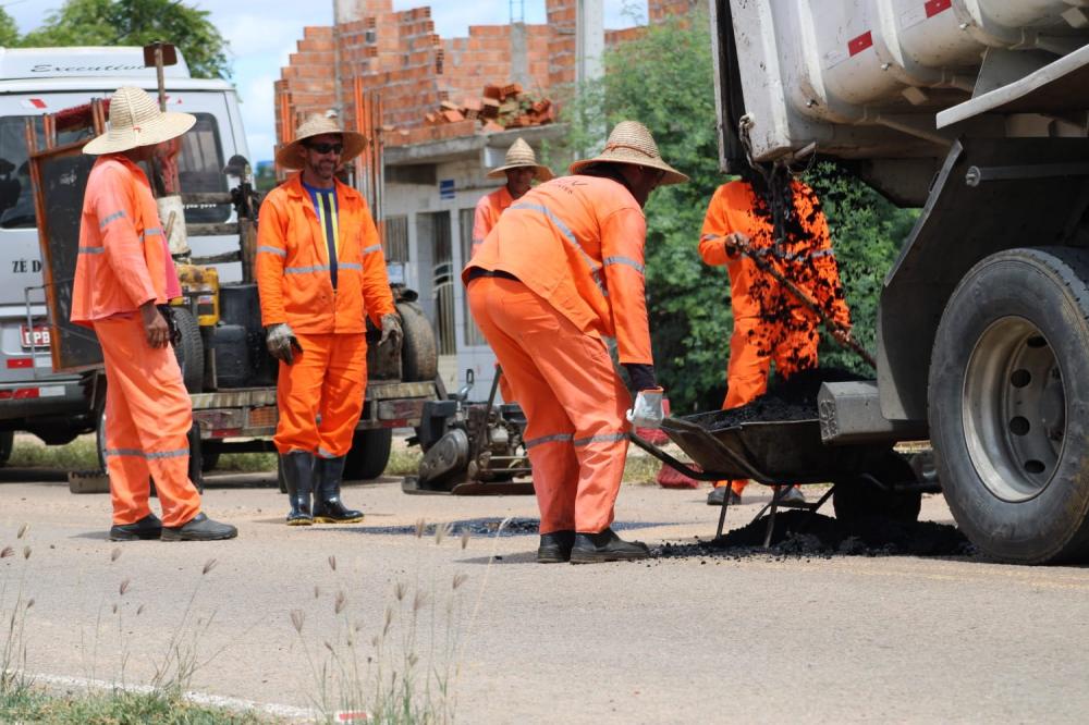 A prefeitura de Canudos através da Secretaria de Infraestrutura, Transporte e Serviços Públicos está executando serviços de tapa-buracos nas ruas 