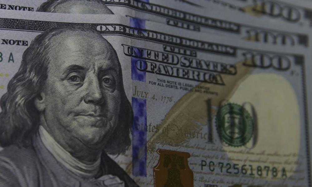 Dólar sobe para R$ 4,87 e fecha no maior valor em um mês
