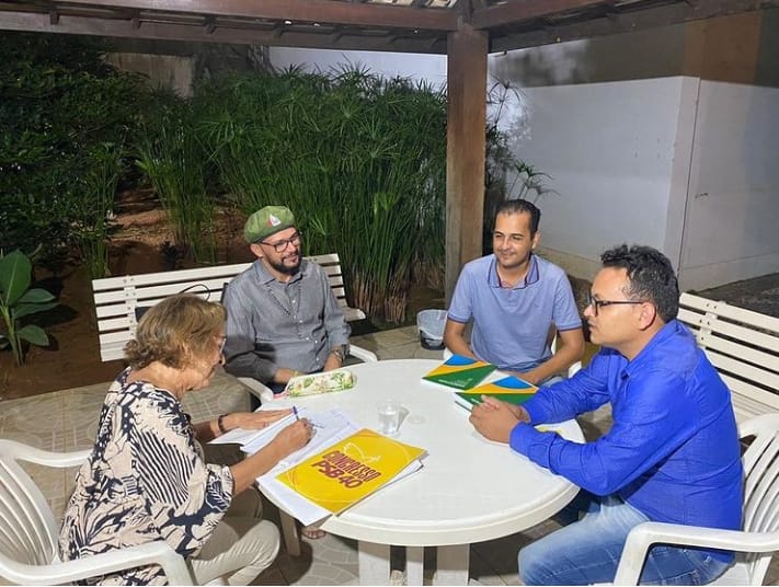 O presidente do sindicato rural de Canudos se reune com deputada federal Lídice da Mata
