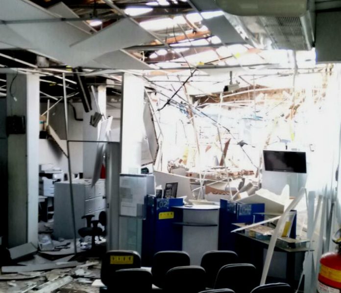 Quadrilha invade cidade baiana, rouba banco e faz reféns