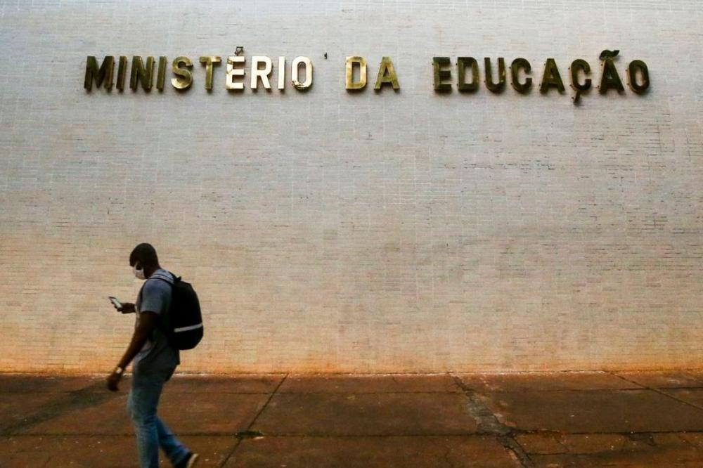 MEC cria grupo para formular políticas para alfabetização de surdos