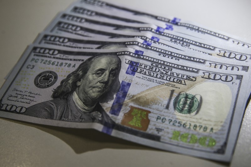 Dólar fica abaixo de R$ 5, menor valor em 13 dias, após queda de 2,14%