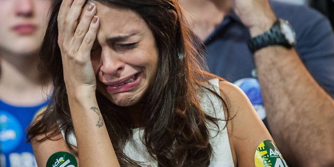 Estudantes que bateram panela contra Dilma, choram e lamentam o fim do Ciências sem Fronteiras