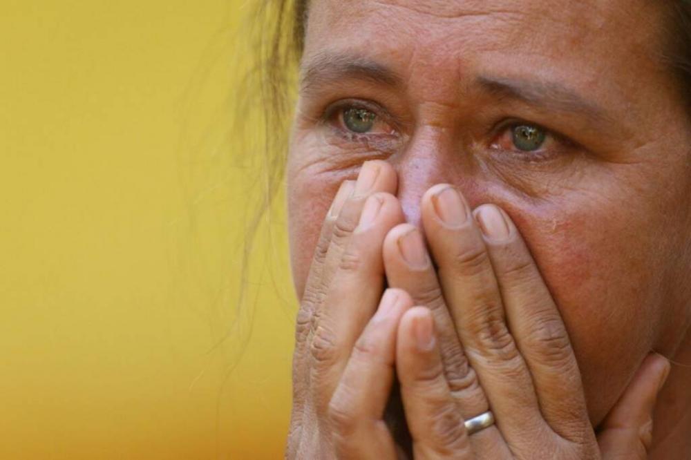 Absurdo! Homem chega bêbado em casa e tenta ter relação sexual com a própria mãe