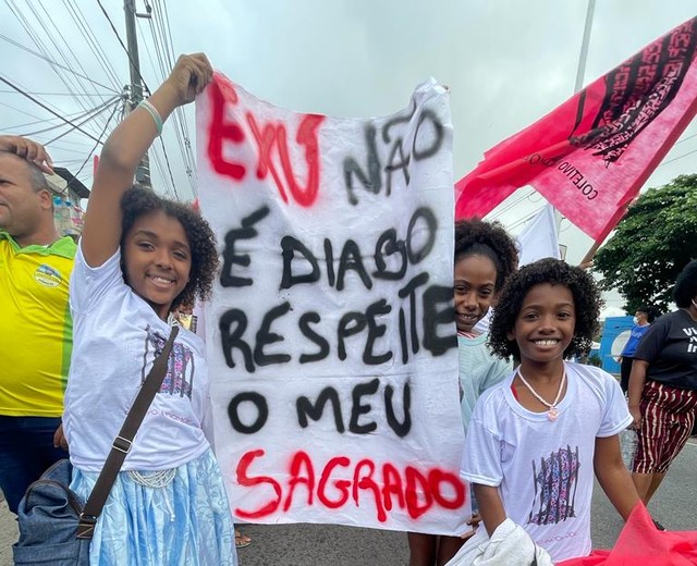 Grupo faz marcha contra genocídio da juventude negra na Bahia; trânsito é intenso na Suburbana