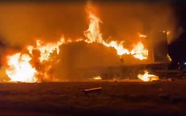 Carreta pega fogo e tem carga saqueada no sudoeste da Bahia