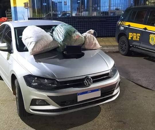 PRF e PM detêm dupla com maconha e carro roubado em Serra Talhada-PE