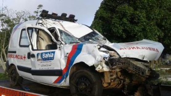 Idosa morre dentro de ambulância após acidente na BR-116