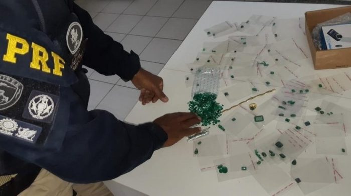 Operação policial apreende mais de mil pedras de esmeralda na Bahia