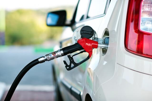 Gasolina abaixa R$0,60 na capital baiana depois do governo diminuir tributos federais