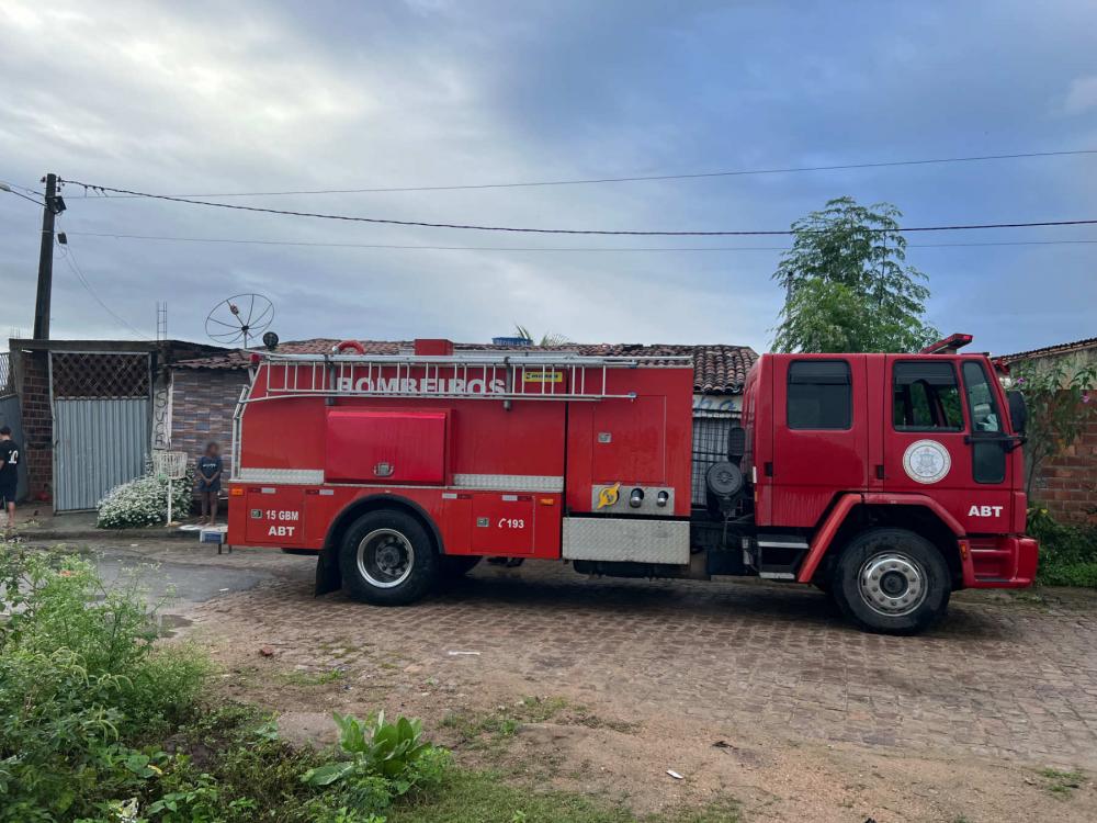 Marido expulsa mulher de casa e toca fogo nos pertences dela em Paulo Afonso/BA