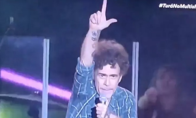 Nando Reis faz apelo para fim do governo Bolsonaro e indica apoio ao Lula em seu show