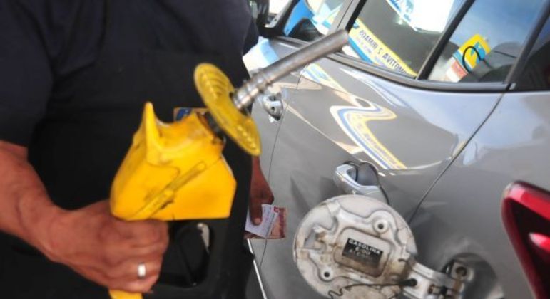 Petróleo tem forte queda e pode levar Petrobras a baixar combustíveis