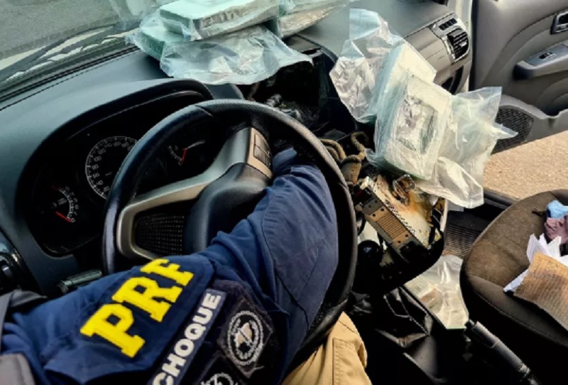 Quase 21 kg de crack são achados escondidos em painel de carro na BR-116; veículo era tranportado por caminhão cegonha