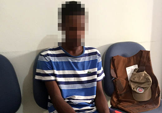 Idoso entrega neto de 17 anos à polícia após descobrir que menor tentou assaltar farmácia