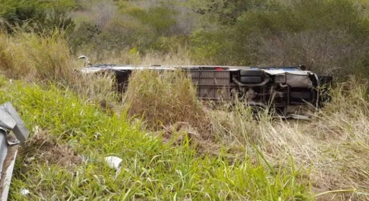 Acidente entre ônibus e carro deixa 17 feridos no sudoeste da Bahia