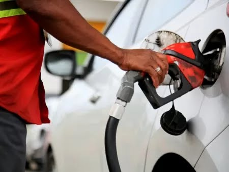 Gasolina fica abaixo de R$ 6 e cai 17,4% no mês; veja ranking por estados