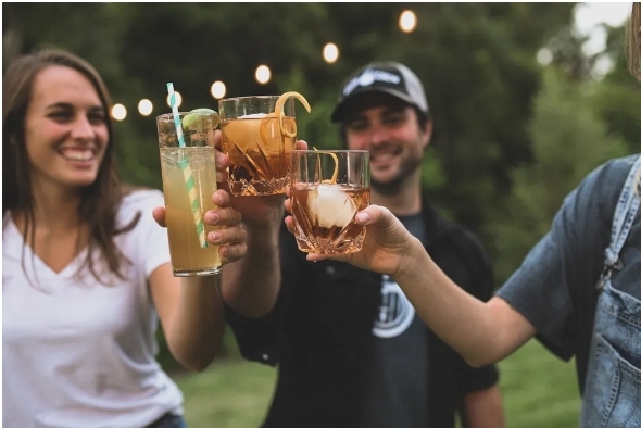 Por quanto tempo o álcool fica no sangue? É possível acelerar sua eliminação?