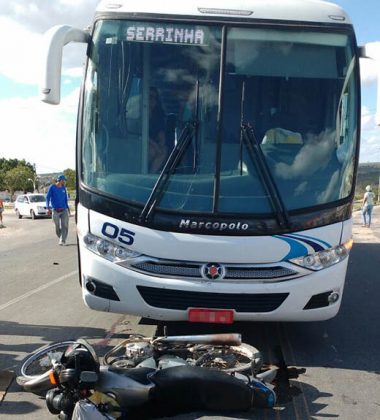 Motociclista colide com ônibus da Santo Antônio na BA-120