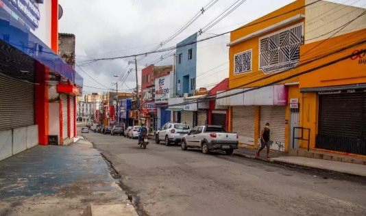 Homens invadem lanchonete e levam celular e notebook em Lauro de Freitas