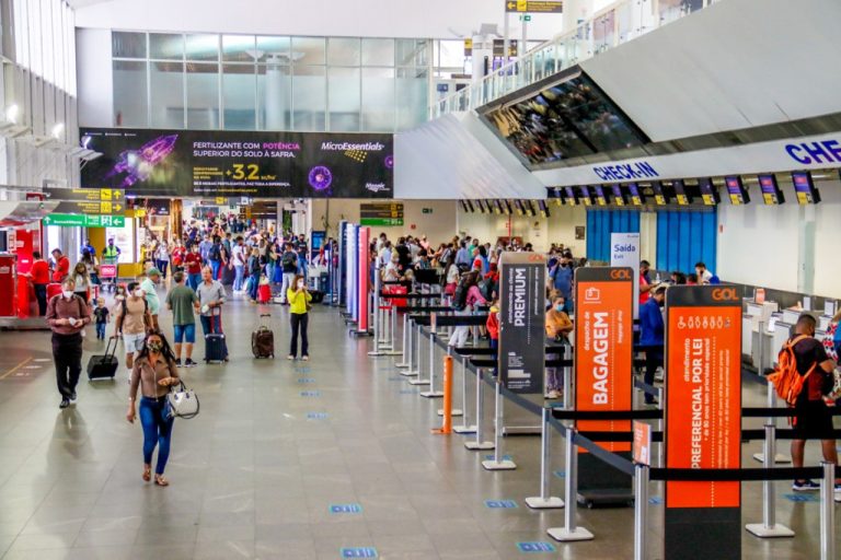 Anvisa desobriga a utilização de máscaras em aeroportos e aviões