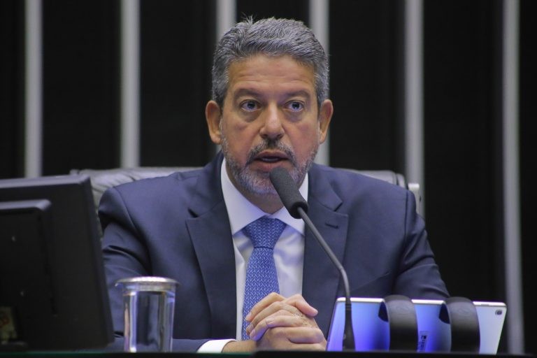 DeputadosLira comemora a queda do preço da gasolina pela décima semana consecutiva