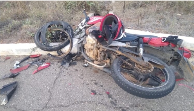 Grave Acidente Deixa Uma Vítima Morta No Local E Carreta Tomba