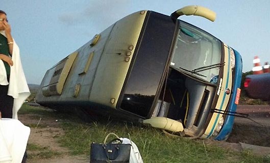 Ônibus da Novo Horizonte cheio de passageiros tomba no interior da Bahia