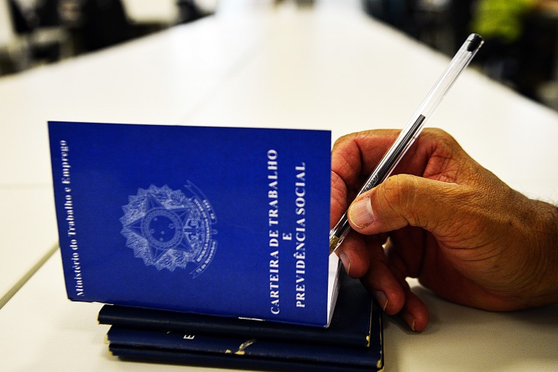 Desemprego cai para 8,9% em trimestre encerrado em agosto, diz IBGE