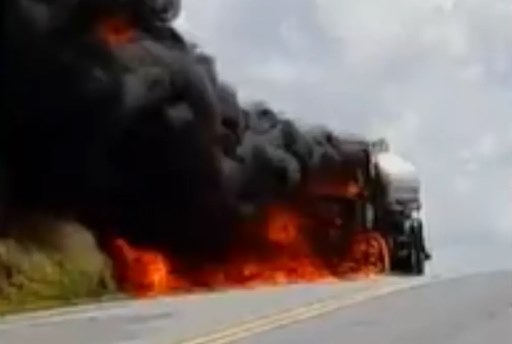 Motociclista morre após bater em caminhão tanque na BR-110