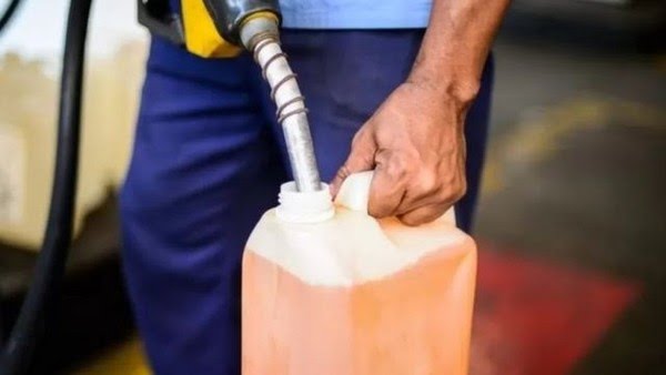 Por que gasolina no Brasil cai mais do que em outros países e quem está pagando a conta