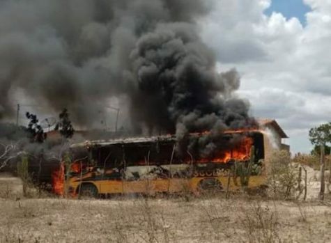 ÔNIBUS ESCOLAR PEGA FOGO NA ZONA RURAL DE ARACI-BA