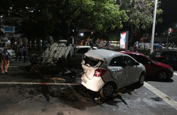 Velozes e Furiosos: Perseguição policial termina em engavetamento com 8 carros na Bahia