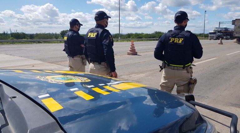 PRF na Bahia apreende maconha e cocaína durante abordagem a carro na BR 110 em Cipó (BA)