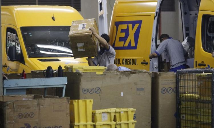 Correios: governo eleito deve suspender processo de privatização