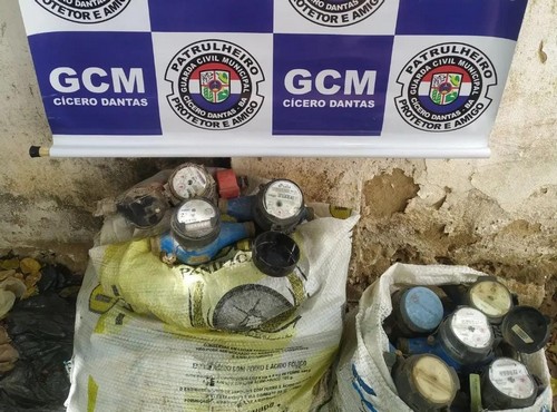 Homem é preso em flagrante, furtando hidrômetros da EMBASA, em Cícero Dantas-BA