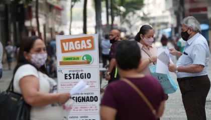 Desemprego cai a 8,3% no trimestre encerrado em outubro, diz IBGE
