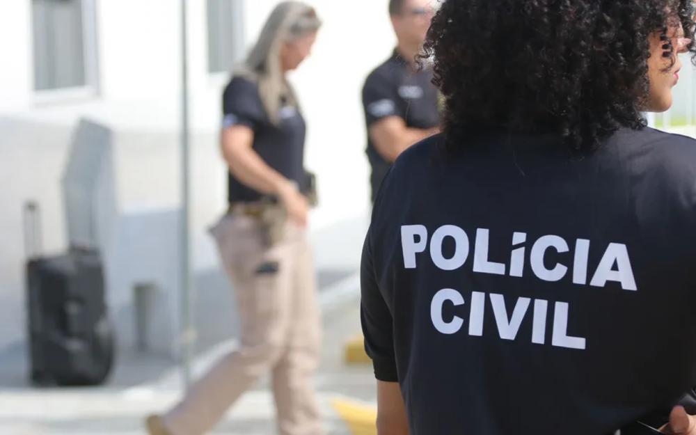 Bahia: Mulher é presa acusada de agredir filha de 9 anos com rodo