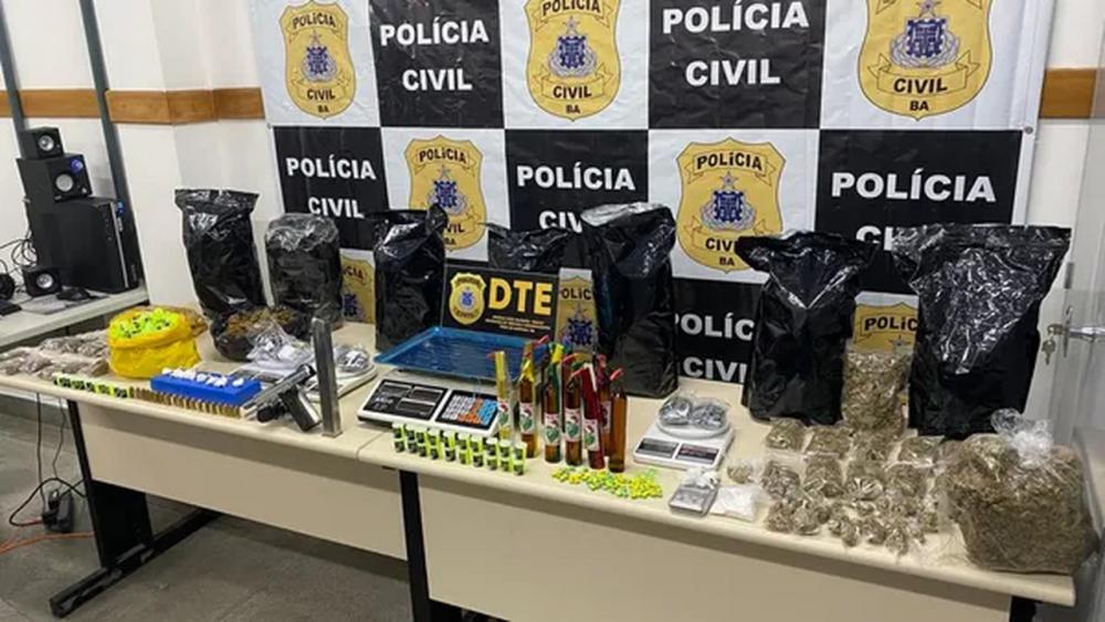 Dois homens e uma mulher são presos por porte ilegal de arma de fogo e tráfico de drogas em Feira de Santana