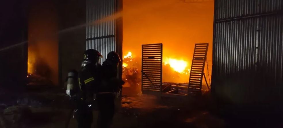 Após 12 horas, bombeiros controlam incêndio em galpão de Paulo Afonso