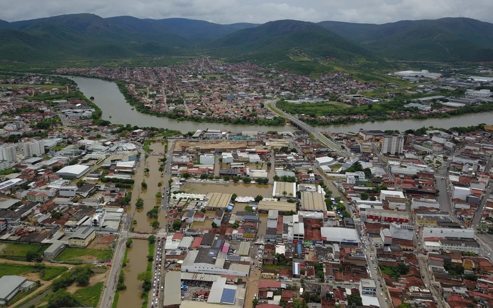 Governo da Bahia publica decretos para atender cidades impactadas pela chuva; mais de 50 municípios estão em estado de emergência