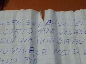 Homem invade velório, atira em caixão e deixa bilhete com ameaça na Bahia