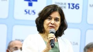 Ministra da saúde assume compromisso com o piso salarial da enfermagem
