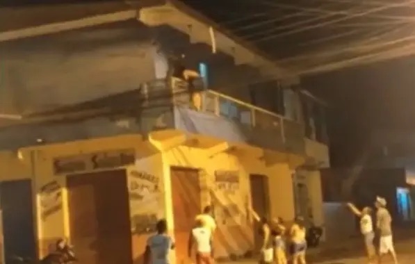 VÍDEO: Mulher pula janela para fugir de agressão em Porto Seguro
